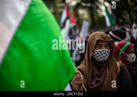 Indonesier hält palästinensische Flaggen während eines anti-israelischen Protestes in Jakarta am 21. Mai 2021. Hunderte von Demonstranten veranstalteten eine Kundgebung vor der US-Botschaft in Jakarta, um sich mit dem palästinensischen Volk zu solidarisieren, nachdem israelische Sicherheitskräfte und Palästinenser gewaltsam miteinander konfrontiert waren und Israel dazu drängten, die Angriffe auf Gaza zu stoppen, bei denen auch Frauen und Kinder getötet wurden. (Foto von Afriadi Hikmal/NurPhoto) Stockfoto