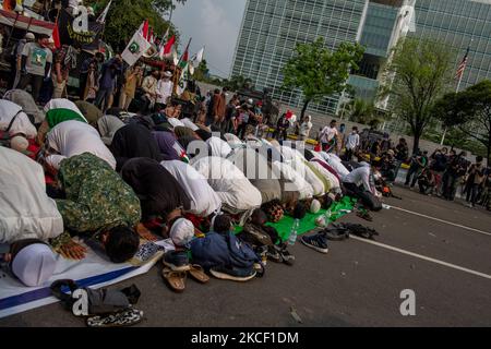 Indonesische Muslime beten während einer Kundgebung zur Unterstützung Palästinas am 21. Mai 2021 in Jakarta, Indonesien, vor der US-Botschaft. Hunderte von Demonstranten veranstalteten eine Kundgebung vor der US-Botschaft in Jakarta, um sich mit dem palästinensischen Volk zu solidarisieren, nachdem israelische Sicherheitskräfte und Palästinenser gewaltsam miteinander konfrontiert waren und Israel dazu drängten, die Angriffe auf Gaza zu stoppen, bei denen auch Frauen und Kinder getötet wurden. (Foto von Afriadi Hikmal/NurPhoto) Stockfoto