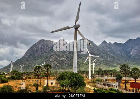 Windkraftanlagen erzeugen Strom in Kavalkinaru, Tamil Nadu, Indien. (Foto von Creative Touch Imaging Ltd./NurPhoto) Stockfoto