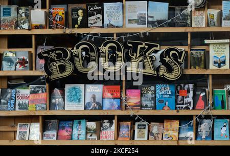 Ein Buchladen-Fenster im Stadtzentrum von Belfast. Am Mittwoch, den 19. Mai 2021, in Belfast, Nordirland (Foto: Artur Widak/NurPhoto) Stockfoto