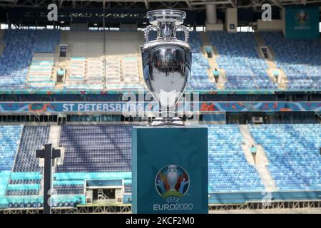 Der Henri Delaunay Cup, die Trophäe der UEFA Euro 2020, wird am 22. Mai 2021 im Stadion der Gazprom Arena, einem der Austragungsorte des Turniers, im Rahmen einer Medienführung in Sankt Petersburg, Russland, gezeigt. (Foto von Mike Kireev/NurPhoto) Stockfoto