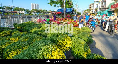 Hektik des Kaufens von Blumen auf Blumenmarkt, Einheimische kaufen Blumen für Dekorationszwecke das Haus am Mondneujahr in Ho Chi Minh City, Vietnam. Stockfoto