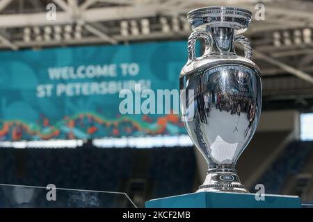 Der Henri Delaunay Cup, die Trophäe der UEFA Euro 2020, wird am 22. Mai 2021 im Stadion der Gazprom Arena, einem der Austragungsorte des Turniers, im Rahmen einer Medienführung in Sankt Petersburg, Russland, gezeigt. (Foto von Mike Kireev/NurPhoto) Stockfoto