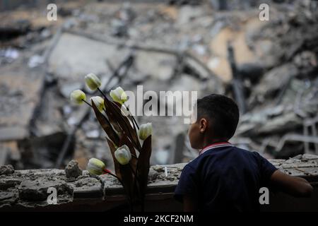 Ein palästinensischer Junge inspiziert am 22. Mai 2021 in Gaza-Stadt die Trümmer von Gebäuden, die durch israelische Angriffe zerstört wurden. - Eine Waffenruhe im Konflikt zwischen Israel und palästinensischen Militanten im Gazastreifen, die von der islamistischen Gruppe Hamas kontrolliert wird, trat nach 11 Tagen Luftangriffe und Raketenbeschuss in Kraft. (Foto von Majdi Fathi/NurPhoto) Stockfoto
