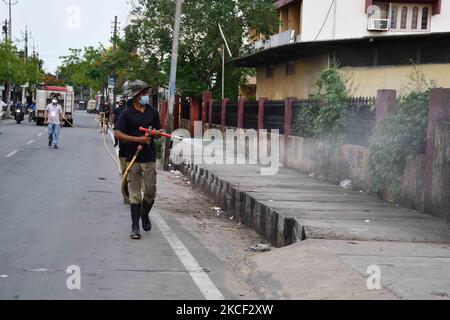 Beamte des State Disaster Response Fund (SDRF) und der Feuerwehr sprühen Desinfektionsmittel auf dem Markt, um die Ausbreitung von COVID-19 im Bezirk Nagaon im nordöstlichen Bundesstaat Assam, Indien, am 2022021. Mai einzudämmen. (Foto von Anuwar Hazarika/NurPhoto) Stockfoto