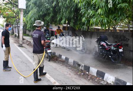 Beamte des State Disaster Response Fund (SDRF) und der Feuerwehr sprühen Desinfektionsmittel auf dem Markt, um die Ausbreitung von COVID-19 im Bezirk Nagaon im nordöstlichen Bundesstaat Assam, Indien, am 2022021. Mai einzudämmen. (Foto von Anuwar Hazarika/NurPhoto) Stockfoto