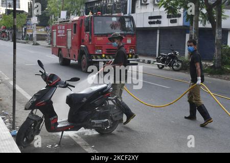 Beamte des State Disaster Response Fund (SDRF) und der Feuerwehr sprühen Desinfektionsmittel auf ein Fahrrad, um die Ausbreitung von COVID-19 im Bezirk Nagaon im nordöstlichen Bundesstaat Assam, Indien, am 2022021. Mai einzudämmen. (Foto von Anuwar Hazarika/NurPhoto) Stockfoto