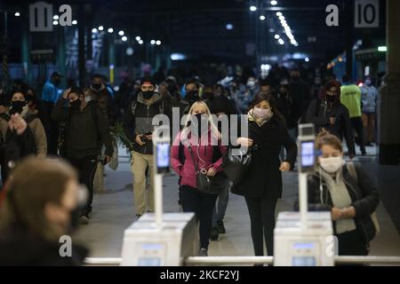 Pendler laufen am 22. Mai 2021 in Buenos Aires, Argentinien, am Bahnhof Constitucion, inmitten eines Anstiegs der Coronavirus-Krankheit (COVID-19). (Foto von MatÃ­as Baglietto/NurPhoto) Stockfoto