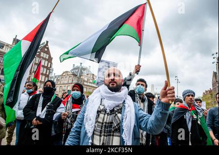 Trotz der Ankündigung eines Waffenstillstands am Freitag nach einer 11-tägigen israelischen Bombenkampagne, bei der mehr als 230 Menschen getötet wurden, und palästinensischen Raketenangriffen, bei denen 12 in Israel getötet wurden, Die palästinensische Gemeinschaft in den Niederlanden beschloss am 22.. Mai 2021, das zweite Wochenende in Folge nach Schieß los. zu reisen, um eine Solidaritätskundgebung mit dem palästinensischen Volk im Zentrum von Amsterdam zu organisieren. (Foto von Romy Arroyo Fernandez/NurPhoto) Stockfoto