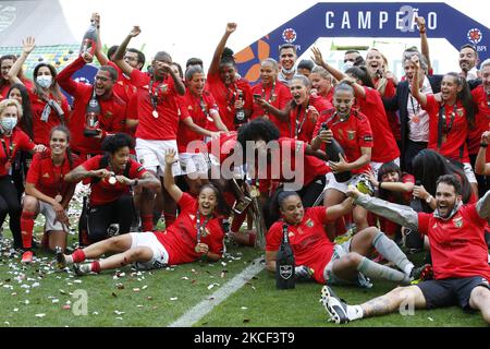 Das ganze Team posiert mit der neuen Eroberung während des Spiels für die Liga BPI zwischen Sporting CP und SL Benfica, im Estadio José Alvalade, Lissabon, Portugal, 22, Mai, 2021 (Foto von João Rico/NurPhoto) Stockfoto