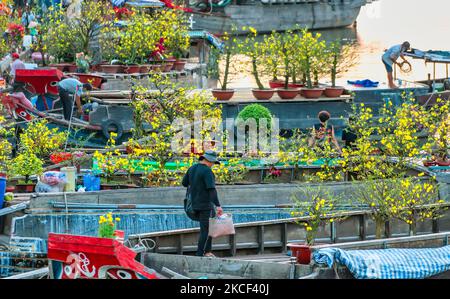 Hektik des Kaufens von Blumen auf Blumenmarkt, Einheimische kaufen Blumen für Dekorationszwecke das Haus am Mondneujahr in Ho Chi Minh City, Vietnam. Stockfoto