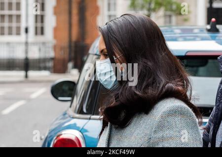 LONDON, VEREINIGTES KÖNIGREICH - 23. MAI 2021: Der Innenminister Priti Patel verlässt das BBC Broadcasting House im Zentrum von London, nachdem er am 23. Mai 2021 auf der Andrew Marr Show in London, England, auftrat. (Foto von Wiktor Szymanowicz/NurPhoto) Stockfoto