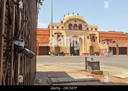 Ein Blick auf Tripolia Bazar während der von der Staatsregierung verhängten Sperre, inmitten einer Welle von Coronavirus-Fällen, in Jaipur, Rajasthan, Indien, 23. Mai 2021. (Foto von Vishal Bhatnagar/NurPhoto) Stockfoto