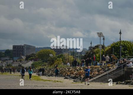 Blick auf den überfüllten Wanderweg am Sandymount Beach. Am Sonntag, den 23. Mai 2021, in Dublin, Irland. (Foto von Artur Widak/NurPhoto) Stockfoto