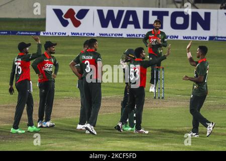 Der Bangladescher Mehidy Hasan Miraz (C) feiert mit seinen Teamkollegen, nachdem er am 23. Mai 2021 beim ersten eintägigen internationalen (ODI) Cricket-Spiel zwischen Bangladesch und Sri Lanka im Sher-e-Bangla National Cricket Stadium in Dhaka das Wicket der Sri-lankischen Ashen Bandara (nicht abgebildet) genommen hat. (Foto von Ahmed Salahuddin/NurPhoto) Stockfoto