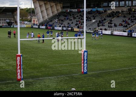 Halifax-Spieler wärmen sich vor dem Weststand im Kingston Park auf, da Fans am Sonntag, den 23.. Mai 2021, noch einmal die Rugby-Liga vor dem BETFRED Championship-Spiel zwischen Newcastle Thunder und Halifax Panthers im Kingston Park, Newcastle, beobachten dürfen. (Foto von Chris Lishman/MI News/NurPhoto) Stockfoto