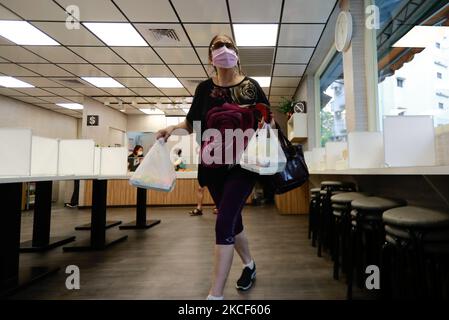 In Taipei und New Taipei wurden nach einer Zunahme von COVID-19-Fällen im Inland in Taipei, Taiwan, am 24. Mai 2021, die Menschen verboten, Speisen zum Mitnehmen in Restaurants zu kaufen. (Foto von Ceng Shou Yi/NurPhoto) Stockfoto