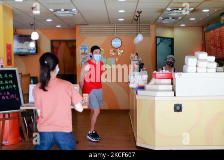 In Taipei und New Taipei wurden nach einer Zunahme von COVID-19-Fällen im Inland in Taipei, Taiwan, am 24. Mai 2021, die Menschen verboten, Speisen zum Mitnehmen in Restaurants zu kaufen. (Foto von Ceng Shou Yi/NurPhoto) Stockfoto