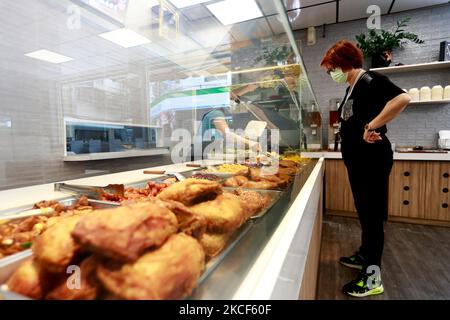 In Taipei und New Taipei wurden nach einer Zunahme von COVID-19-Fällen im Inland in Taipei, Taiwan, am 24. Mai 2021, die Menschen verboten, Speisen zum Mitnehmen in Restaurants zu kaufen. (Foto von Ceng Shou Yi/NurPhoto) Stockfoto