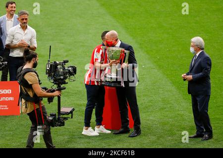 Luis Rubiales (C), Präsident des spanischen Fußballverbands, und Enrique Cerezo, (R) Präsident von Atletico de Madrid, nehmen an der Trophäenübergabe im Estadio Wanda Metropolitano am 23. Mai 2021 in Madrid, Spanien, Teil. (Foto von Indira/DAX Images/NurPhoto) Stockfoto