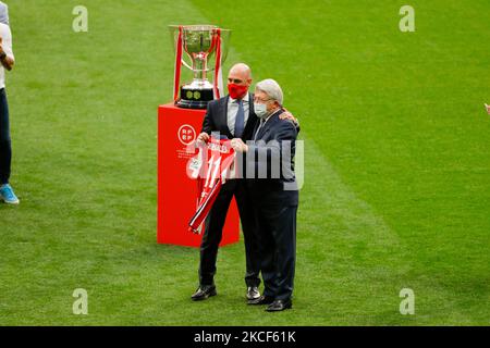 (L-R) Luis Rubiales, Präsident des spanischen Fußballverbands, und Enrique Cerezo, Präsident von Atletico de Madrid, nehmen an der Trophäenübergabe im Estadio Wanda Metropolitano am 23. Mai 2021 in Madrid, Spanien, Teil. (Foto von Indira/DAX Images/NurPhoto) Stockfoto