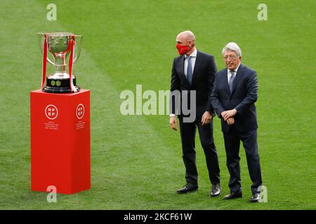 (L-R) Luis Rubiales, Präsident des spanischen Fußballverbands, und Enrique Cerezo, Präsident von Atletico de Madrid, nehmen an der Trophäenübergabe im Estadio Wanda Metropolitano am 23. Mai 2021 in Madrid, Spanien, Teil. (Foto von Indira/DAX Images/NurPhoto) Stockfoto