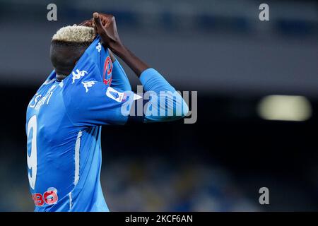 Victor Osimhen vom SSC Napoli sieht niedergeschlagen aus, nachdem er am 23. Mai 2021 im Stadio Diego Armando Maradona, Neapel, Italien, die Qualifikation der UEFA Champions League im Spiel der Serie A zwischen SSC Napoli und Hellas Verona verpasst hat. (Foto von Giuseppe Maffia/NurPhoto) Stockfoto