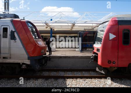 Züge aus Portugal (CP) haben für den 24. Mai im ganzen Land einen Streik für bessere Löhne in Lissabon, Portugal, angesetzt. Züge aus Portugal (CP) haben einen Streik im ganzen Land für bessere Löhne geplant. Die Menschen haben mehr als 1 Stunden gewartet, um den Zug zu erreichen, und es gab eine Sammlung von Zügen auf der Eisenbahnlinie, aber die Hinweise waren nicht zu gehen. Aus diesem Grund haben sich viele Menschen zusammengetan und die soziale Distanz nicht erreicht. (Foto von Nuno Cruz/NurPhoto) Stockfoto