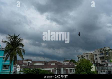 Periphere Wolken des Zyklons YaaS über Kalkutta , Indien , am 24. Mai 2021 , vor dem Landfall des schweren Wirbelsturms über der Küstenregion Westbengalen. (Foto von Debarchan Chatterjee/NurPhoto) Stockfoto