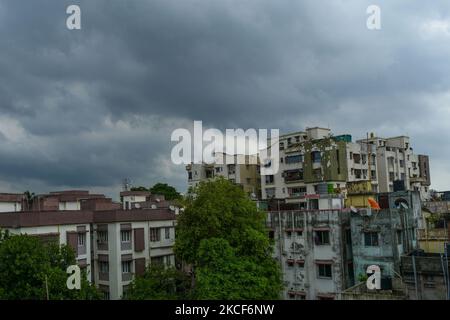 Periphere Wolken des Zyklons YaaS über Kalkutta , Indien , am 24. Mai 2021 , vor dem Landfall des schweren Wirbelsturms über der Küstenregion Westbengalen. (Foto von Debarchan Chatterjee/NurPhoto) Stockfoto