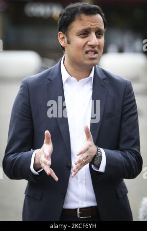 Der schottische Labour-Vorsitzende Anas Sarwar trifft sich mit Labour-Politikern und Vertretern der Glasgower Wirtschaft, während er die schottische Regierung auffordert, am 25. Mai 2021 in Glasgow, Schottland, einen dringenden Austrittsplan für Glasgow am George Square vorzulegen. (Foto von Ewan Bootman/NurPhoto) Stockfoto