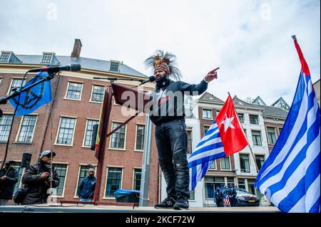 Die Organisation Free West Papua Campaign Nederland veranstaltete in Zusammenarbeit mit Extinction Rebellion eine Demonstration vor dem Haus des Parlaments in Den Haag für die Anerkennung der Perspektive und Souveränität indigener Völker weltweit. In West-Papua werden Familien und ihre Kinder aufgrund der Militäroperationen Indonesiens in der Region aus ihren Dörfern vertrieben. Während der Demonstration boten sie den Politikern am 25.. Mai 2021 einen Brief an, in dem sie dazu aufgerufen wurden, den Stimmen der Indigenen zuzuhören. (Foto von Romy Arroyo Fernandez/NurPhoto) Stockfoto