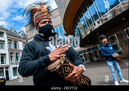 Die Organisation Free West Papua Campaign Nederland veranstaltete in Zusammenarbeit mit Extinction Rebellion eine Demonstration vor dem Haus des Parlaments in Den Haag für die Anerkennung der Perspektive und Souveränität indigener Völker weltweit. In West-Papua werden Familien und ihre Kinder aufgrund der Militäroperationen Indonesiens in der Region aus ihren Dörfern vertrieben. Während der Demonstration boten sie den Politikern am 25.. Mai 2021 einen Brief an, in dem sie dazu aufgerufen wurden, den Stimmen der Indigenen zuzuhören. (Foto von Romy Arroyo Fernandez/NurPhoto) Stockfoto