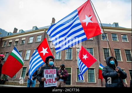 Die Organisation Free West Papua Campaign Nederland veranstaltete in Zusammenarbeit mit Extinction Rebellion eine Demonstration vor dem Haus des Parlaments in Den Haag für die Anerkennung der Perspektive und Souveränität indigener Völker weltweit. In West-Papua werden Familien und ihre Kinder aufgrund der Militäroperationen Indonesiens in der Region aus ihren Dörfern vertrieben. Während der Demonstration boten sie den Politikern am 25.. Mai 2021 einen Brief an, in dem sie dazu aufgerufen wurden, den Stimmen der Indigenen zuzuhören. (Foto von Romy Arroyo Fernandez/NurPhoto) Stockfoto