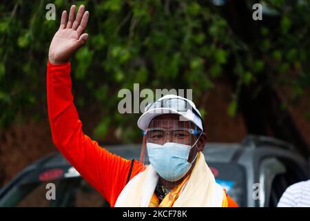 Kami Rita Sherpa, eine nepalesische Bergsteigerin, winkt, als er am Dienstag, den 25. Mai 2021, den Mount Everest für einen Rekord von 25. Mal in Kathmandu, Nepal, bestiegen hat. (Foto von Rojan Shrestha/NurPhoto) Stockfoto