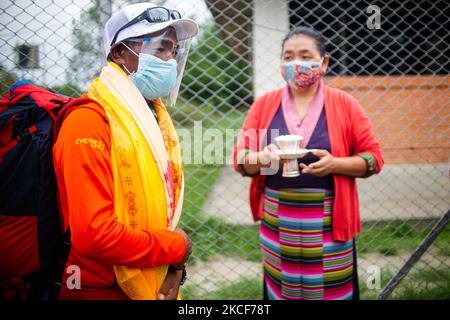 Kami Rita Sherpa, eine nepalesische Bergsteigerin, kommt am Dienstag, den 25. Mai 2021, nach dem 25.-fachen Gipfel des Mount Everest in Kathmandu, Nepal, an. (Foto von Rojan Shrestha/NurPhoto) Stockfoto