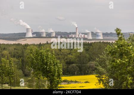 Am 25. Mai 2021 steigt in Bogatynia, Polen, Dampf aus Kühltürmen des Kohlekraftwerks Turow auf. Auf Ersuchen Tschechows ordnete die Europäische Union Polen am 25. Mai 2021 an, Steinkohlebergwerke in Turow zu schließen. Dies ist der einzige Arbeitsplatz für die Bewohner dieser Region. Die Bergleute drohen mit Streiks und werden ihre Arbeitsplätze nicht aufgeben. (Foto von Krzysztof Zatycki/NurPhoto) Stockfoto