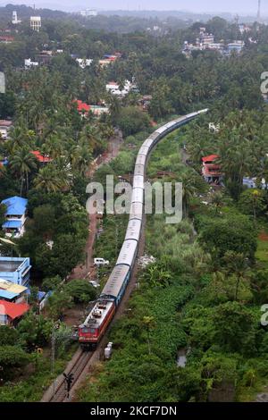 Der Personenzug fährt durch die Stadt Thiruvananthapuram (Trivandrum), Kerala, Indien. (Foto von Creative Touch Imaging Ltd./NurPhoto) Stockfoto