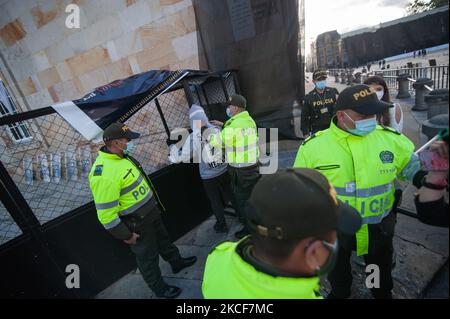 Demonstranten, die die Beerdigungskränze in der Treppe der Kongresshauptstadt verlassen werden, werden durchsucht, bevor sie das Gebäude erreichen, während sich Menschen auf der Plaza de Bolivar vor dem Kongresskapitol versammeln, um den Antrag auf Mißtrauensantrag gegen den kolumbianischen Verteidigungsminister Diego Molano nach mindestens 45 Todesfällen in Polizeibrutalität zu unterstützen Die Fälle während der anhaltenden Anti-Regierung-Proteste gegen Steuer- und Gesundheitsreformen und Polizeibrutalität haben sich in Kolumbien am 24. Mai 2021 in Bogota, Kolumbien, entwickelt. (Foto von Sebastian Barros/NurPhoto) Stockfoto