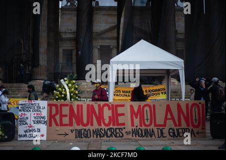 Ein Schild mit der Aufschrift: „Molano tritt jetzt aus, Diego Massacrator, Machine of war“, während sich Menschen auf der Plaza de Bolivar vor dem Kongress-Kapitol versammeln, um den Misstrauensantrag an den kolumbianischen Verteidigungsminister Diego Molano zu unterstützen, nachdem mindestens 45 Todesfälle bei Polizeibrutalität während der laufenden regierungsfeindlichen Proteste gegen Steuer- und Gesundheitsreformen und die Polizeibrutalität sich entwickelt hatten Die letzten Wochen in Kolumbien, am 24. Mai 2021 in Bogota, Kolumbien. (Foto von Sebastian Barros/NurPhoto) Stockfoto