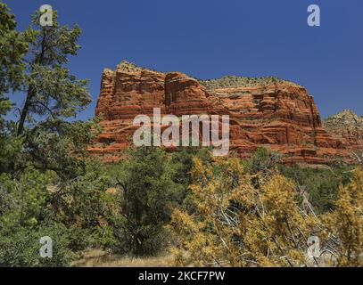 Blick auf das Gerichtsgebäude Butte von der Red Rock Scenic Byway in Sedona, Arizona, am 16 2021. Mai. Courthouse Butte ist ein butte nördlich des Dorfes Oak Creek, Arizona, südlich von Sedona im Yavapai County. Die Höhe des Gipfels beträgt 5.454 Meter. Courthouse Butte besteht aus horizontal gebetteten Sedimentgesteinen der Permian Supai Formation. (Foto von Thomas O'Neill/NurPhoto) Stockfoto