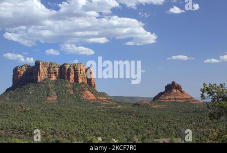 Blick auf das Gerichtsgebäude Butte und Bell Rock Butte nördlich des Dorfes Oak Creek, Arizona, südlich von Sedona in Yavapai County am 16. Mai 2021. (Foto von Thomas O'Neill/NurPhoto) Stockfoto