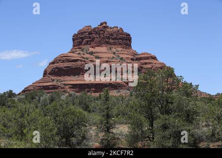 Blick auf Bell Rock butte am 16. Mai 2021 nördlich des Dorfes Oak Creek, Arizona, südlich von Sedona im Yavapai County. Mit einer Höhe von 4.919 Fuß auf dem Gipfel. (Foto von Thomas O'Neill/NurPhoto) Stockfoto