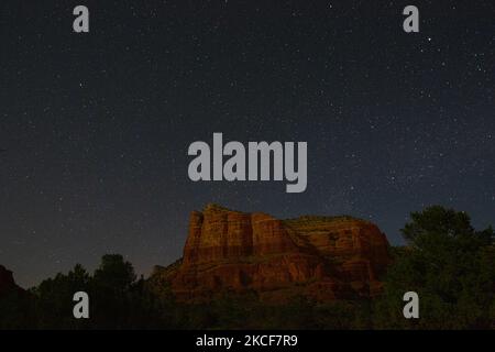 Eine 30-Sekunden-Aufnahme, die das Courthouse Butte nördlich des Dorfes Oak Creek, Arizona, südlich von Sedona im Yavapai County am 18 2021. Mai zeigt. (Foto von Thomas O'Neill/NurPhoto) Stockfoto