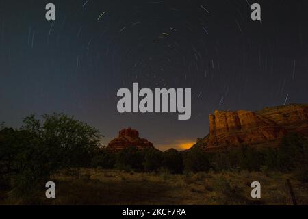 Eine 20-minütige Zeitaufnahme zeigt Red Rock Butte und Courthouse Butte nördlich des Dorfes Oak Creek, Arizona, südlich von Sedona im Yavapai County am 18. Mai 2021. Die lange Belichtung erzeugt Sternspuren, um die scheinbare Bewegung von Sternen am Nachthimmel aufgrund der Erdrotation einzufangen. (Foto von Thomas O'Neill/NurPhoto) Stockfoto