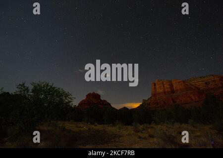 Eine 30-Sekunden-Aufnahme, die am 18 2021. Mai Red Rock Butte und Courthouse Butte nördlich des Dorfes Oak Creek, Arizona, südlich von Sedona im Yavapai County zeigte. (Foto von Thomas O'Neill/NurPhoto) Stockfoto