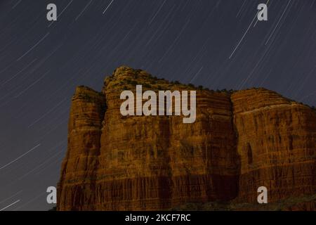 Eine 20-minütige Zeitaufnahme zeigt das Courthouse Butte nördlich des Dorfes Oak Creek, Arizona, südlich von Sedona im Yavapai County am 18 2021. Mai. Die lange Belichtung erzeugt Sternspuren, um die scheinbare Bewegung von Sternen am Nachthimmel aufgrund der Erdrotation einzufangen. (Foto von Thomas O'Neill/NurPhoto) Stockfoto