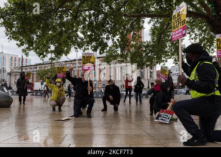 LONDON, VEREINIGTES KÖNIGREICH - 25. MAI 2021: Am Windrush Square in Brixton, im Süden Londons, knieen Menschen, um den ersten Jahrestag des Mordes an George Floyd durch einen Polizisten in Minneapolis zu begehen, Das löste am 25. Mai 2021 in London, England, eine globale Welle von Demonstrationen und das Wiederaufleben der Black Lives Matter-Bewegung aus. (Foto von Wiktor Szymanowicz/NurPhoto) Stockfoto