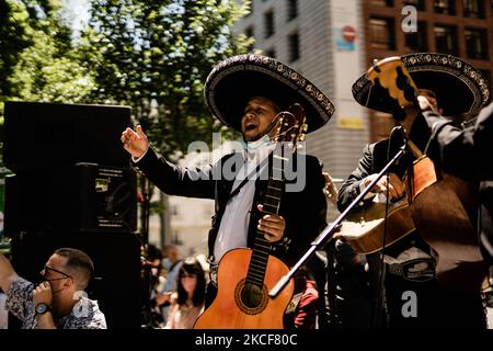 Einige Mariachis singen Lieder wie „zweibeinige Ratte“ während der Proteste von Gewerkschaften und Verbänden, die am 25. Mai 2021 vor dem Gesundheitsministerium in Madrid, Spanien, gegen das System zur Vergabe von Plätzen für die diesjährige mir protestierten. An der Demonstration nahmen mehr als 3000 Personen aus ganz Spanien mit unterschiedlichen medizinischen Qualifikationen wie Krankenpflege, Psychologie oder Biologie das Gesundheitsministerium hat das System für die Auswahl der Spezialisierung der niedergelassenen Hausärzte (mir) komplett verändert und ein neues geschaffen, das telematisch sein wird und voraussichtlich leere Stellen verlassen wird Stockfoto