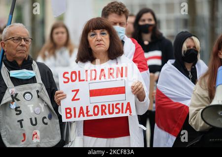 In Polen lebende Belarussen und ihre polnischen Anhänger mit historischen weiß-rot-weißen Fahnen und Anti-Lukaschenko-Slogans sind in Sopot zu sehen, Polen am 25. Mai 2021 versammelten sich Menschen, um die belarussische Opposition zu unterstützen, und verhafteten in Minsk Roman Protasewitsch, den ehemaligen Chefredakteur des NextA (Nehta)-Telegramms und des youtube-Kanals, der über die belarussischen Proteste aufdeckte. (Foto von Michal Fludra/NurPhoto) Stockfoto